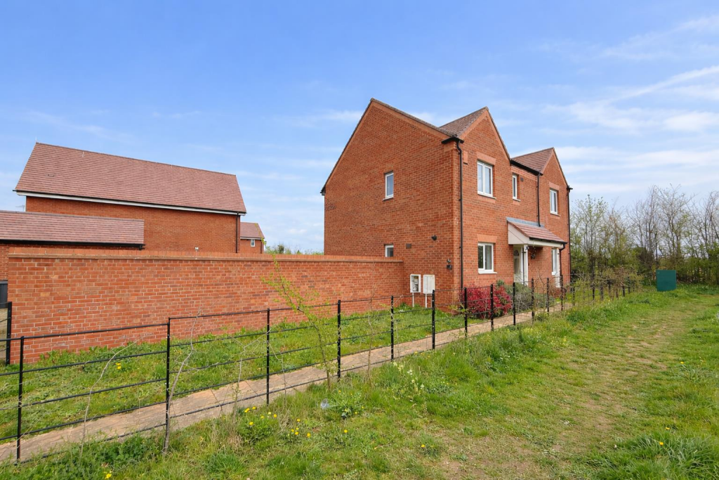 4-bed detached on Monroe Devis Close, Tiddington, Stratford-Upon-Avon, £580,000
