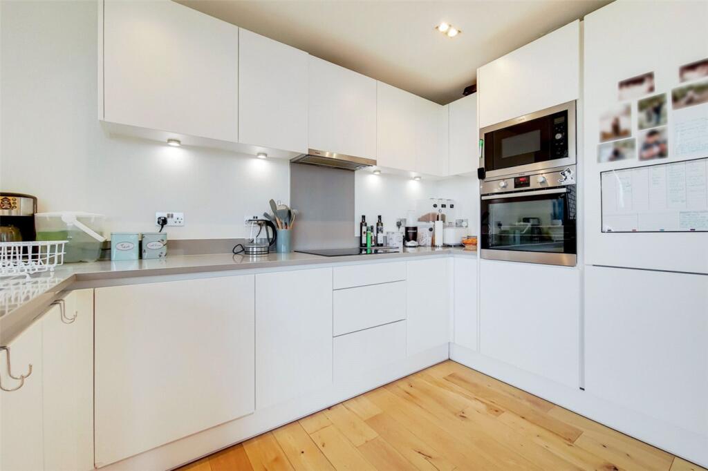Apartment in London, Suttons Wharf, Mile End - More