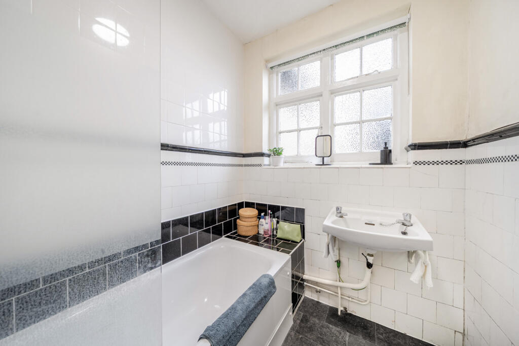 House in Three Rivers, Croxley Green - More