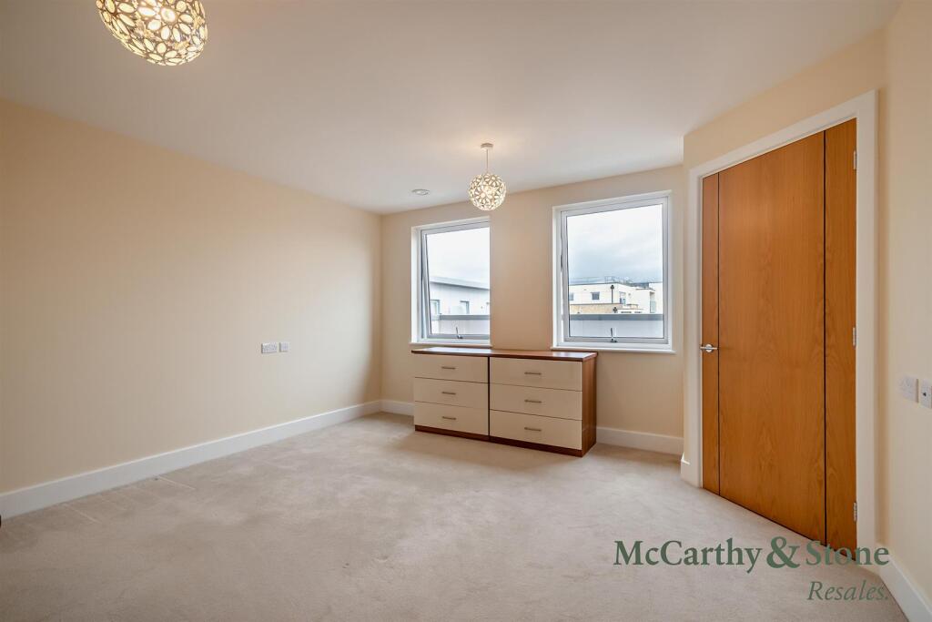 Apartment in Southall - More