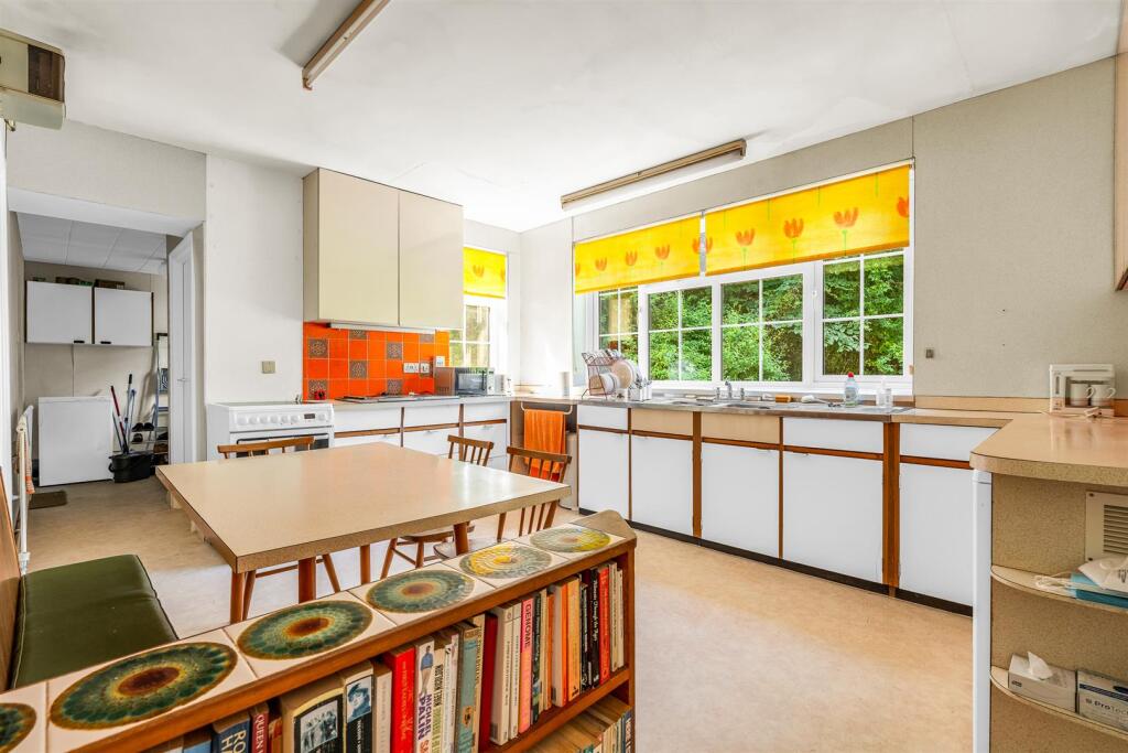 House in Welwyn Hatfield, Hertfordshire - More