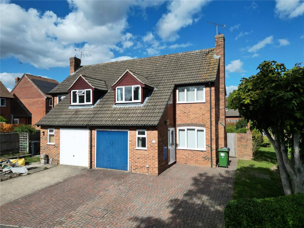 3-bed semi-detached on Tarragon Way, Burghfield Common, Reading, Berkshire, RG7, £425,000