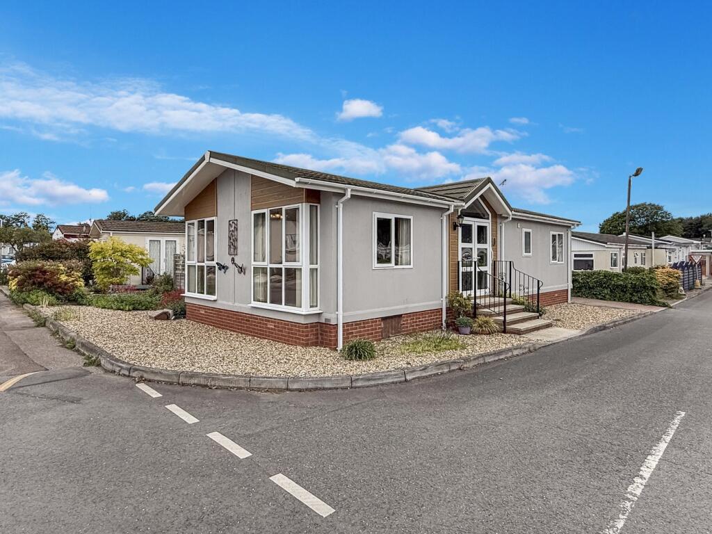 2-bed caravan on Lugano Avenue, Martlesham Heath, Ipswich, IP5, £210,000