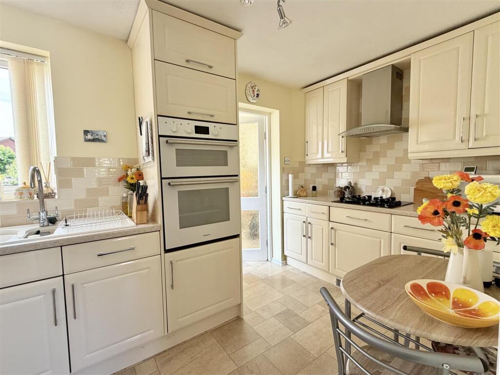 5 High Oaks, Bicton Heath, Shrewsbury, SY3 5AX photo 3