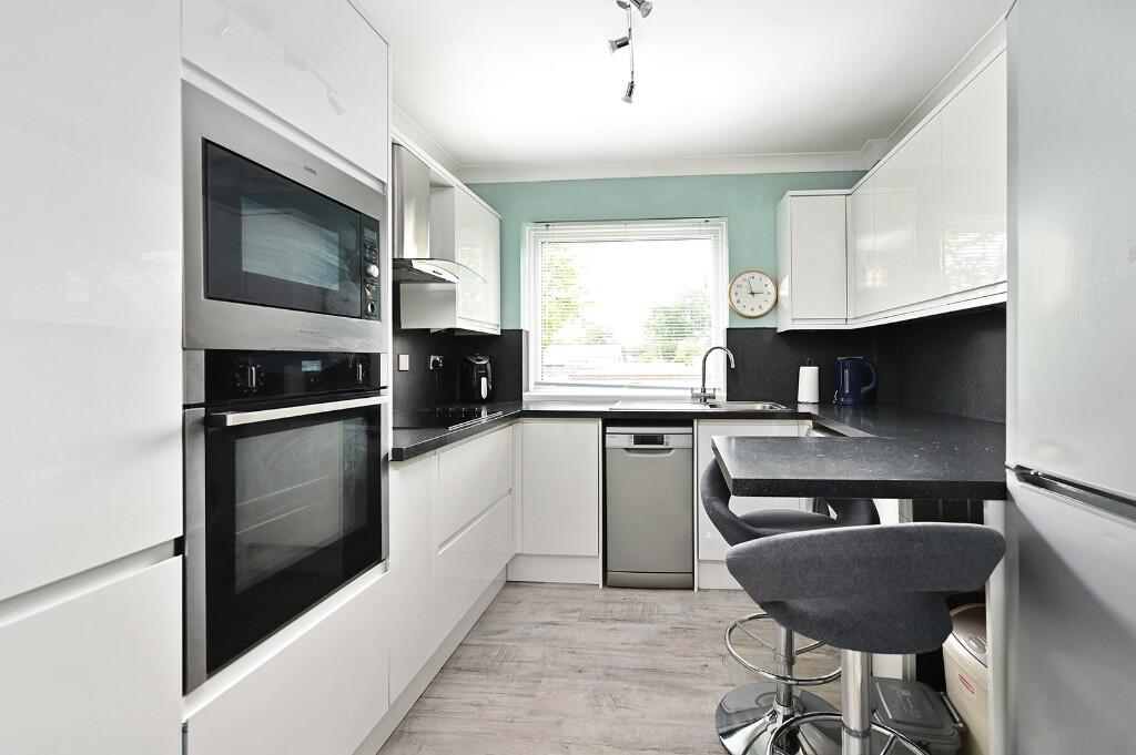 Oaklands, Yateley, Hampshire, GU46 photo 2