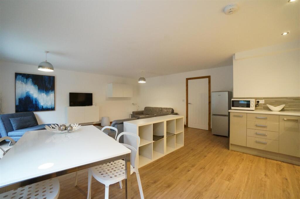 Apartment in Bangor, Glanadda - View 4