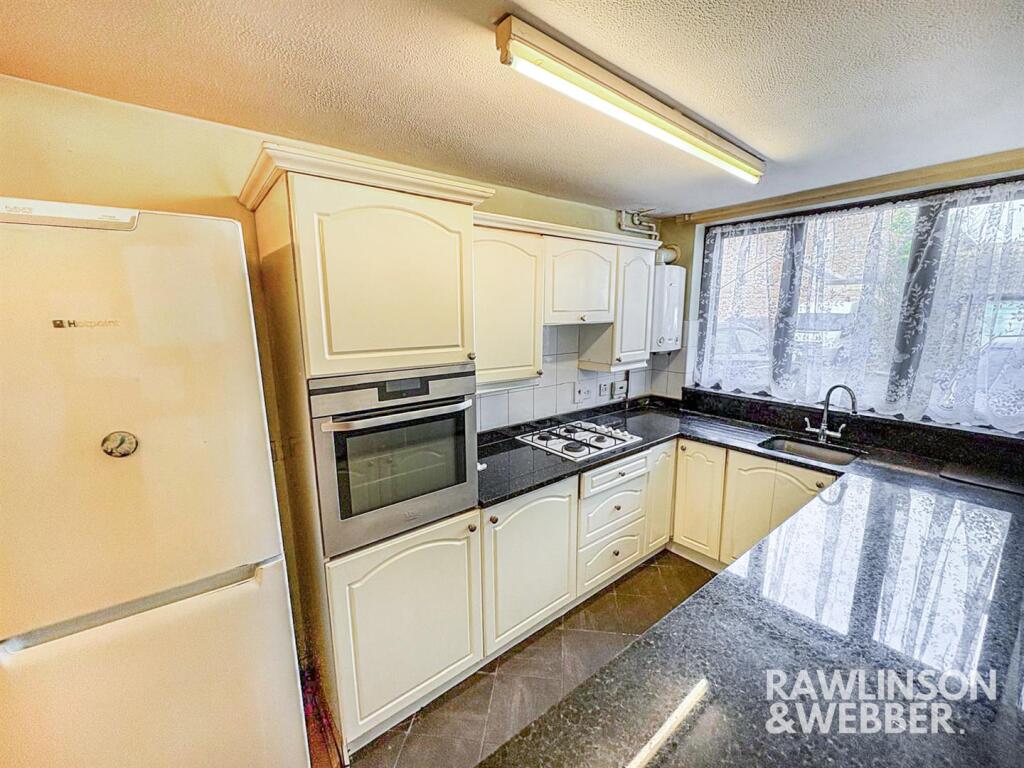 Avern Road, West Molesey photo 3