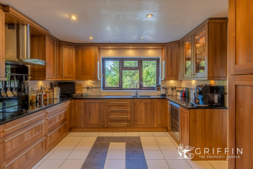 Chantry Crescent, Stanford-Le-Hope, SS17 photo 3