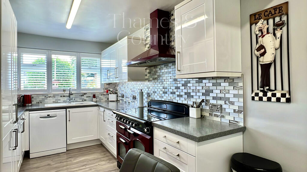 House in Flackwell Heath, Chepping Wycombe - More