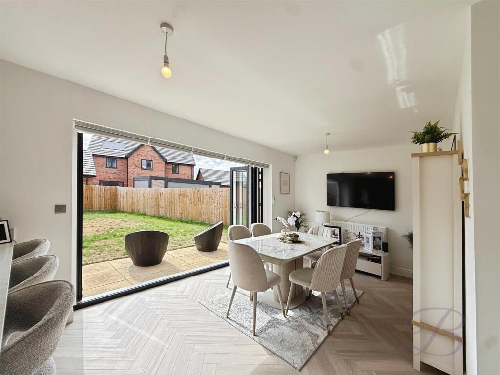 House in Gedling, Nottinghamshire - View 2