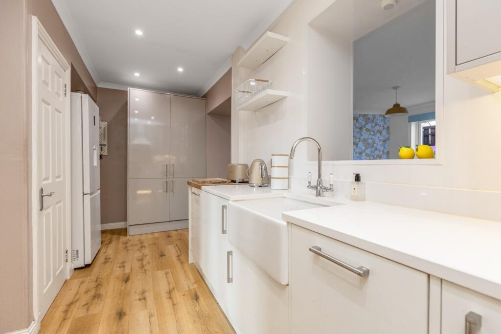 House in Edinburgh, Drum Brae, Clermiston - More