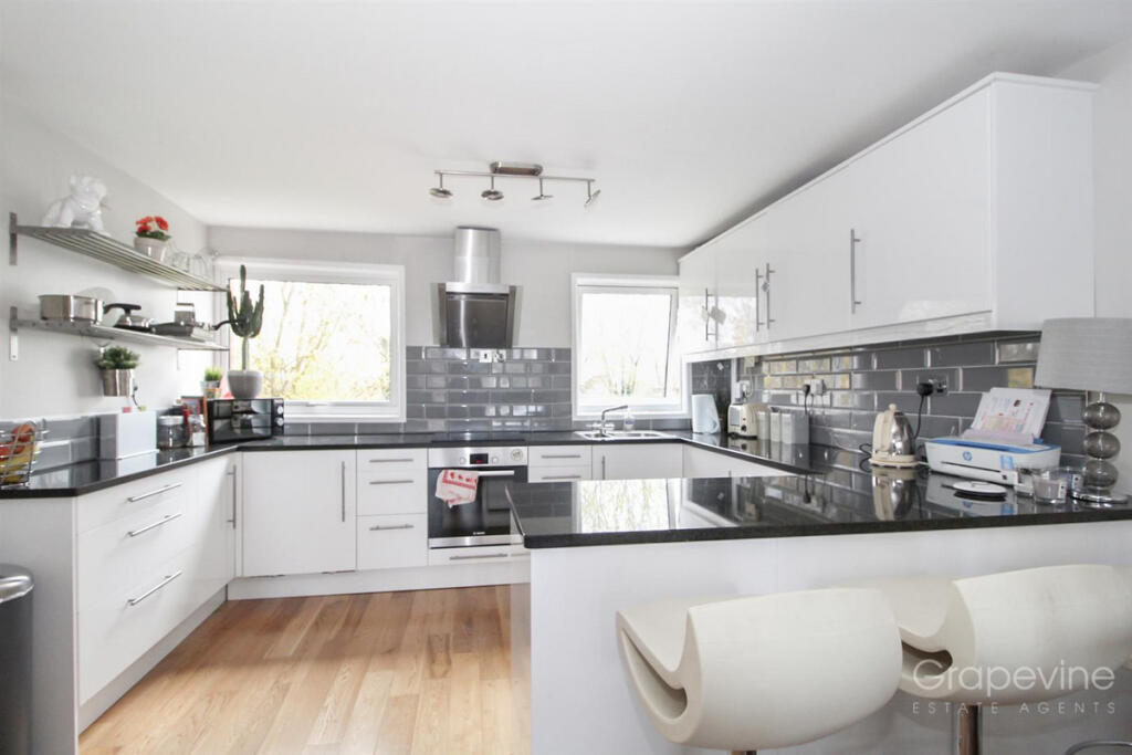 Colleton Drive, Twyford, RG10 photo 3
