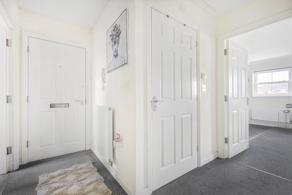 Apartment in Gloucester, Gloucestershire - View 4