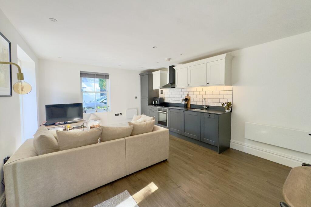 Christchurch Road, Bournemouth, BH1 - More