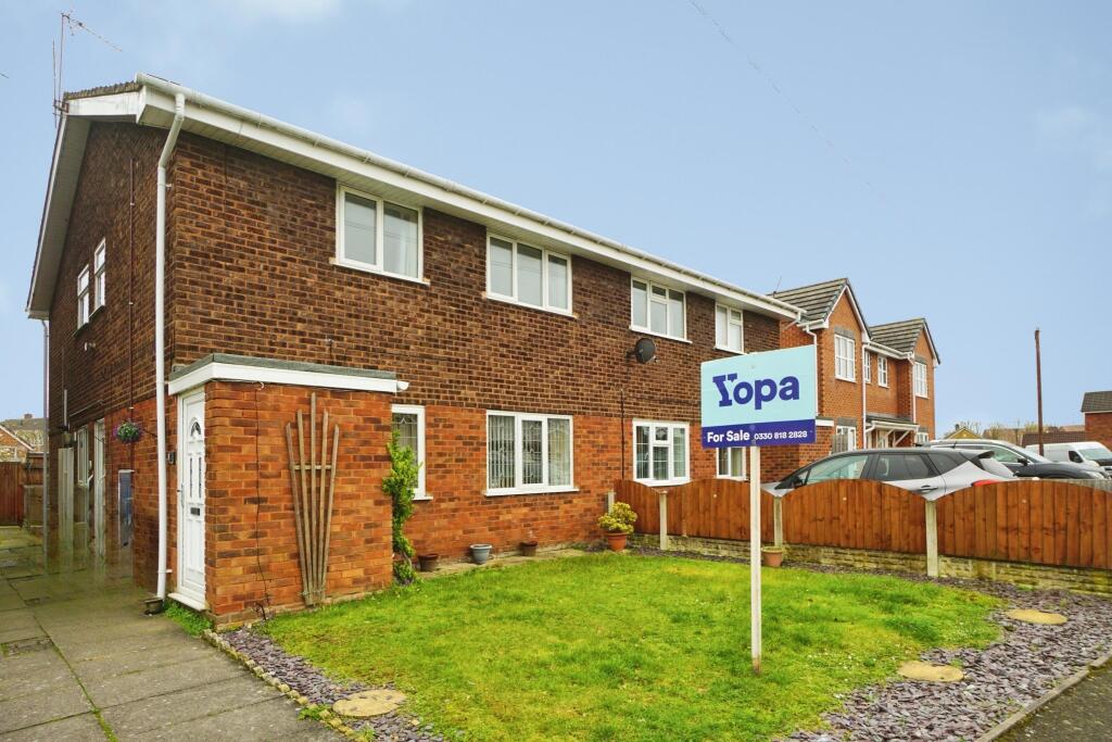 2-bed flat on Peach Road, New invention, Willenhall, WV12, £120,000