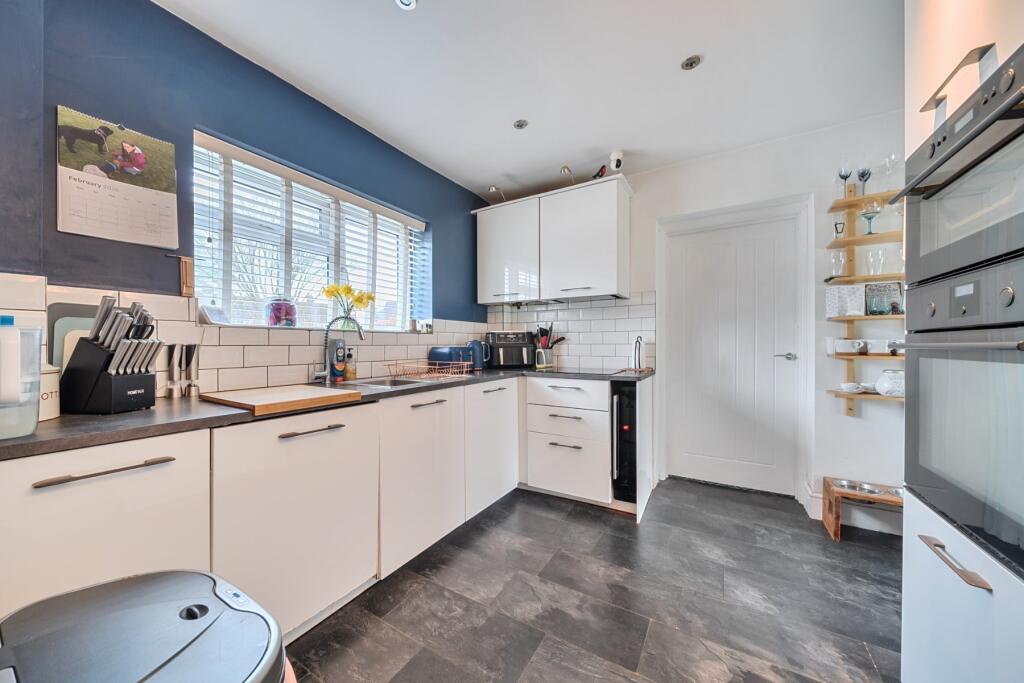 Glendale Drive, Burpham, Guildford, Surrey, GU4 photo 3