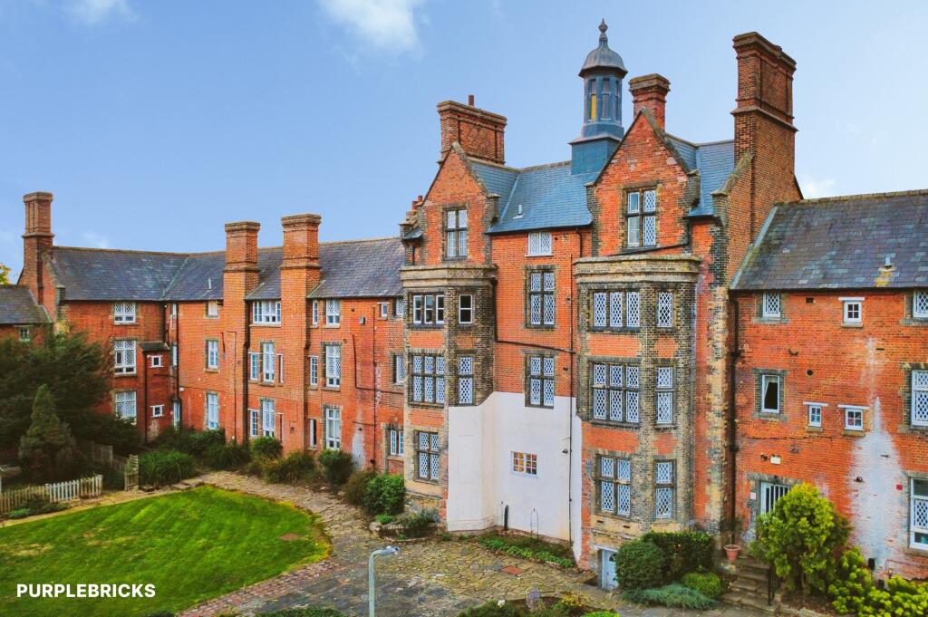 1-bed flat on The Close, Dunmow, CM6, £185,000