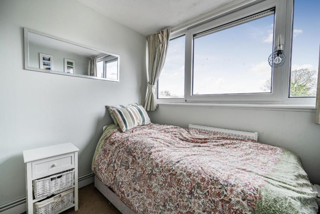 Apartment in Windsor - More