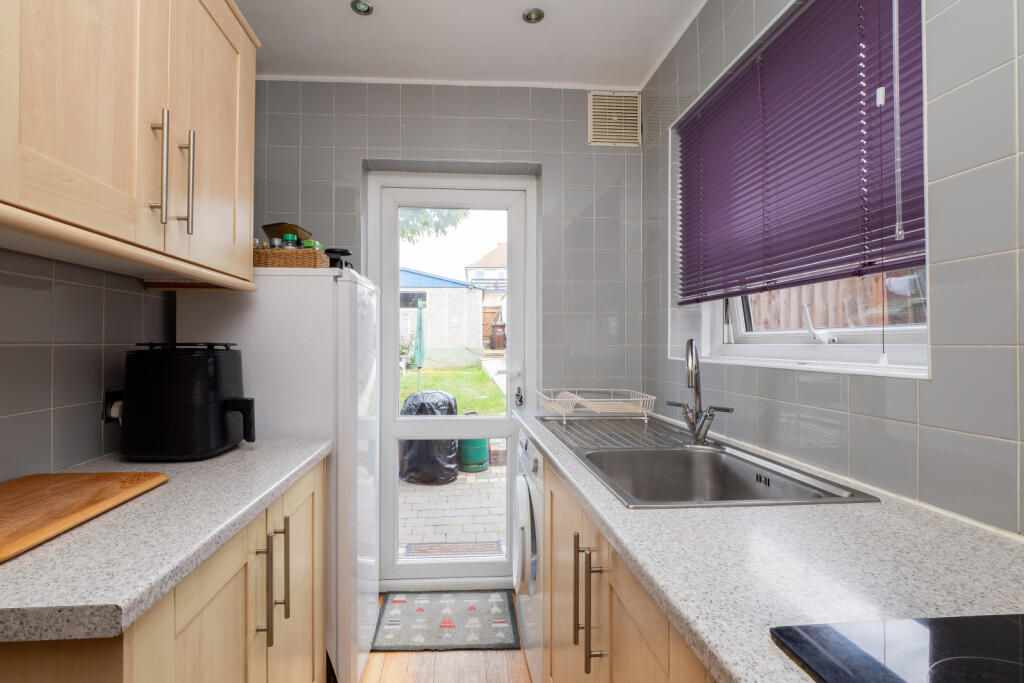 House in Sutton - View 5