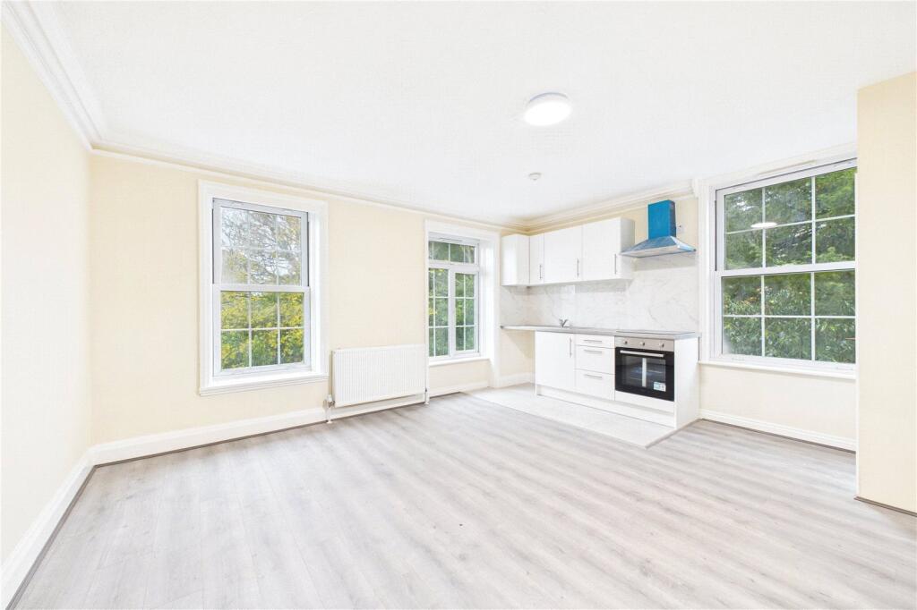 Main image of property: Flat 10, Newbury House, 237 Andover Road, Newbury, Berkshire, RG14