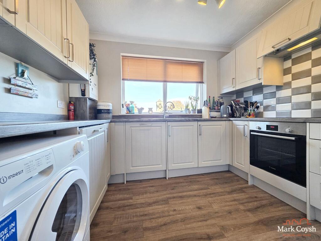 Kings Court, The Avenue, Tadworth - More