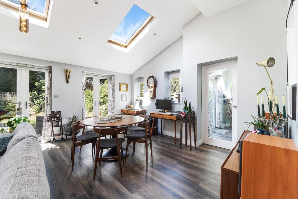 House in Epsom and Ewell, Epsom - More