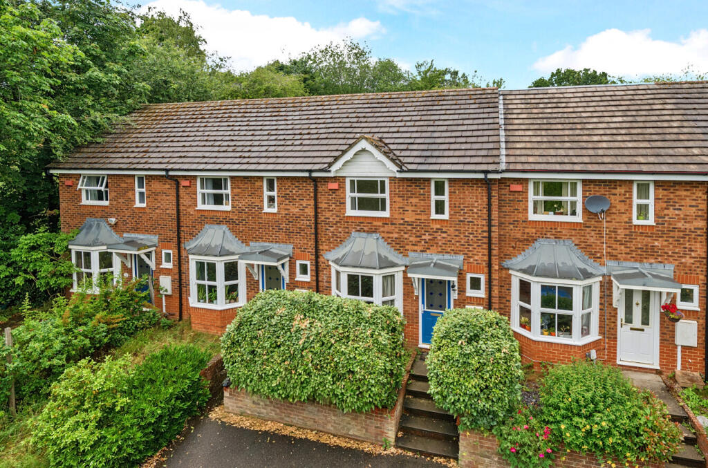 2-bed terraced on Scholars Walk, Guildford, Surrey, GU2, £500,000