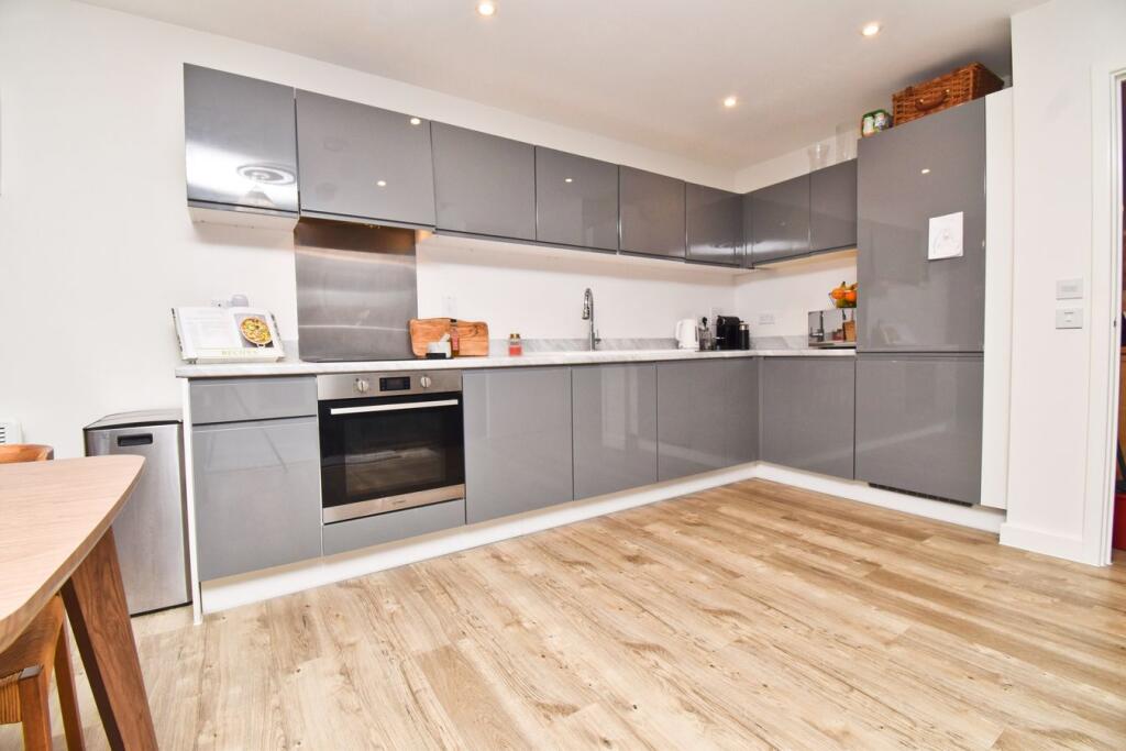 Apartment in Walton-on-Thames, Surrey - View 4