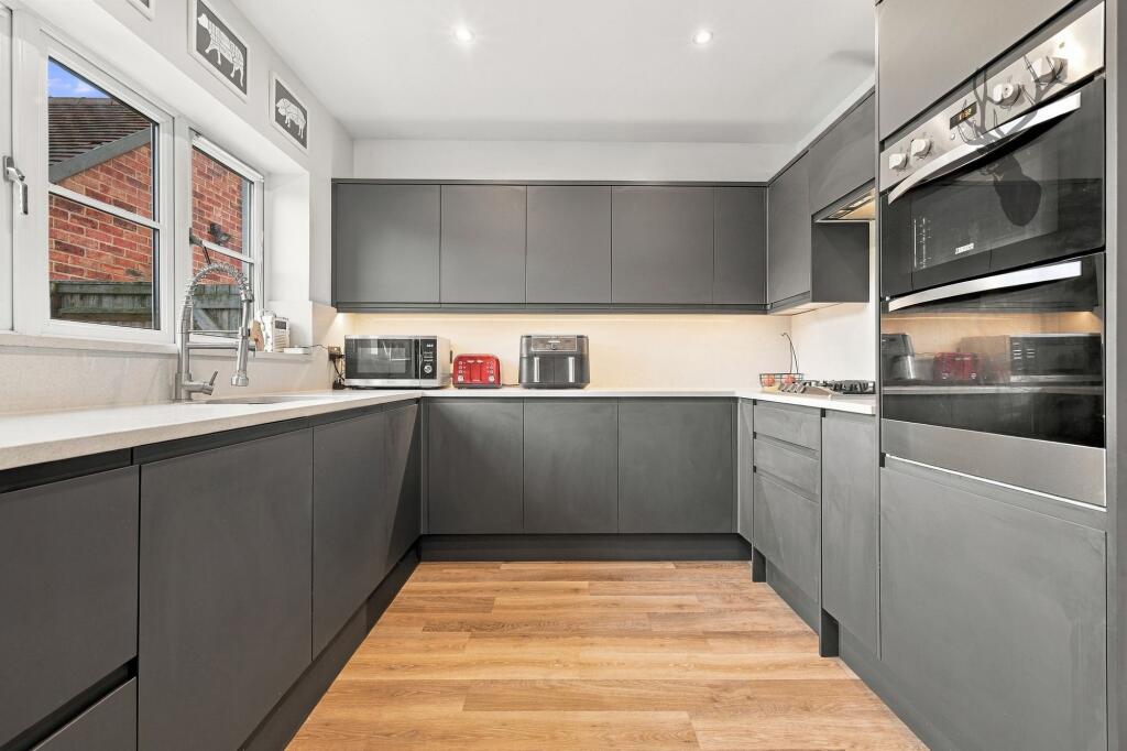 House in East Hertfordshire, Terlings Park, Gilston - More