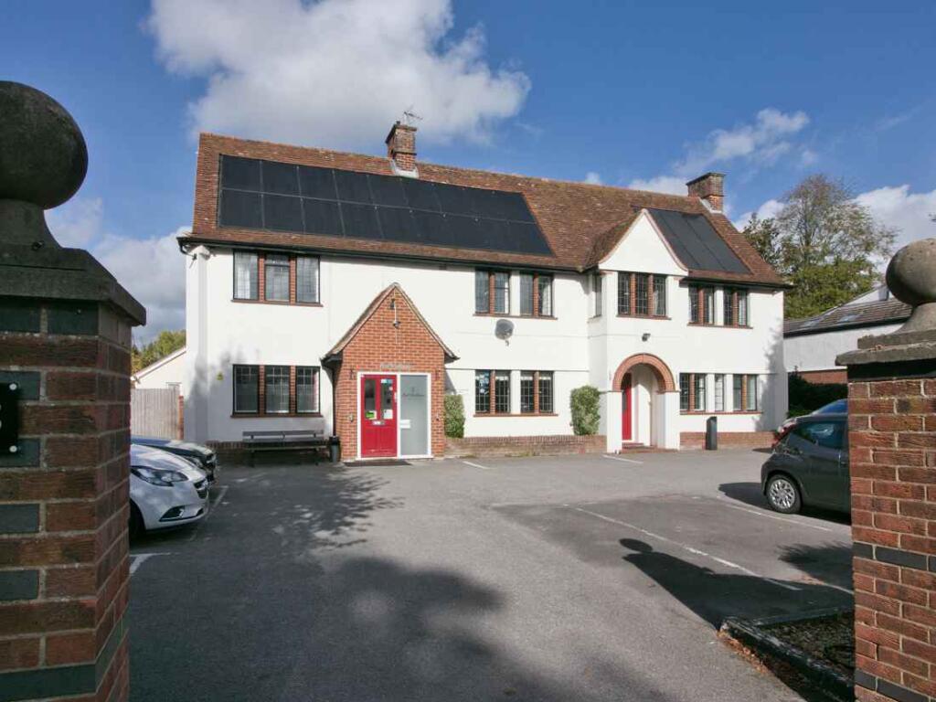 Main image of property: W-622358 - Red Mullions Guest House, 23 London Road, Oxford OX3 7RE