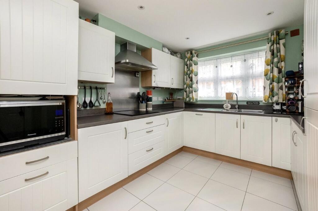 Poplar Way, Whitnash, Leamington Spa, Warwickshire, CV31 photo 4
