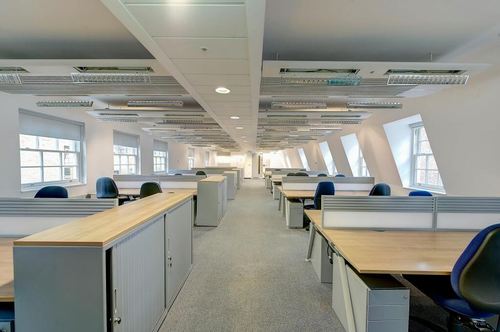 8 storeys gate 375025 office1.jpg