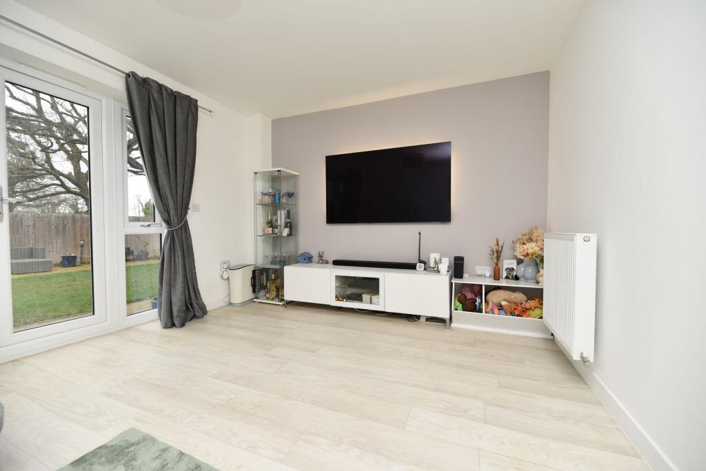 Gardener Crescent, Fenstanton, PE28 photo 3