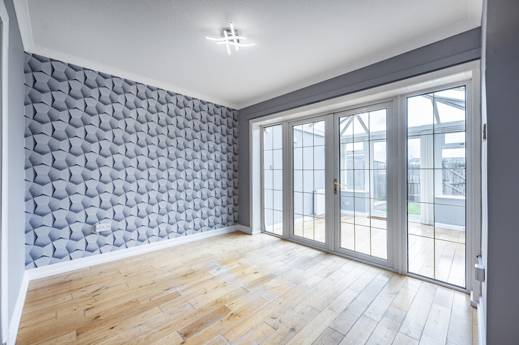 House in Kirkintilloch, Harestanes - More