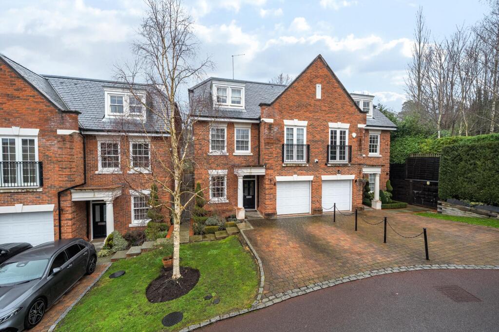 Main image of property: Oak Wood Place, Gerrards Cross, SL9