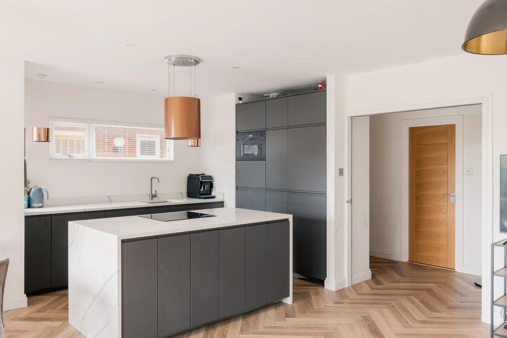 Apartment in Croydon - View 3