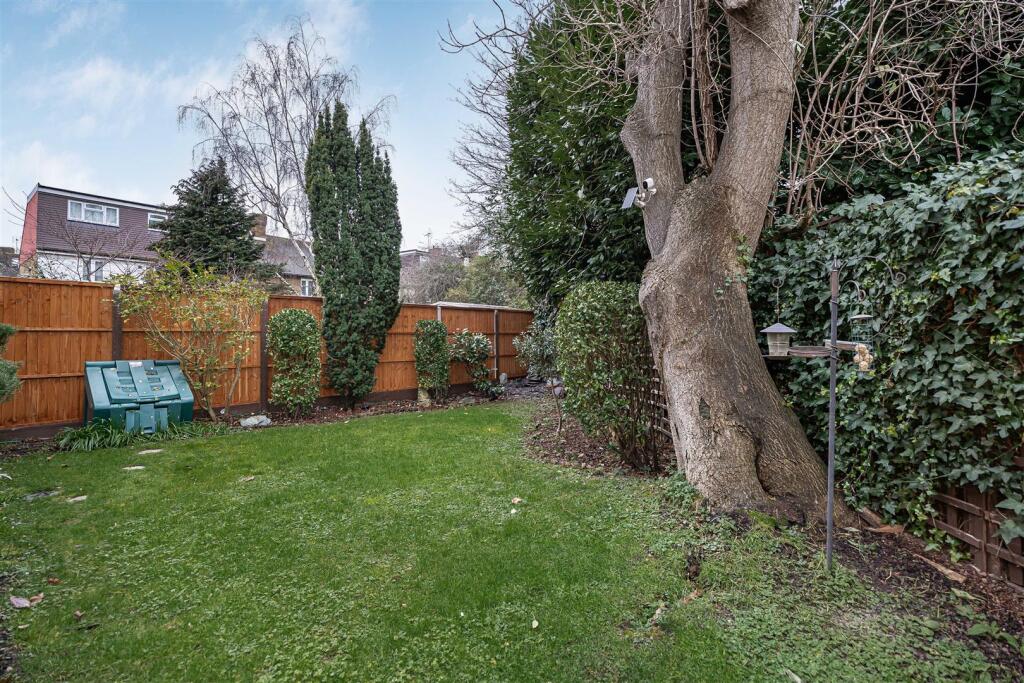 Monoux Grove, Walthamstow, London, E17 photo 4