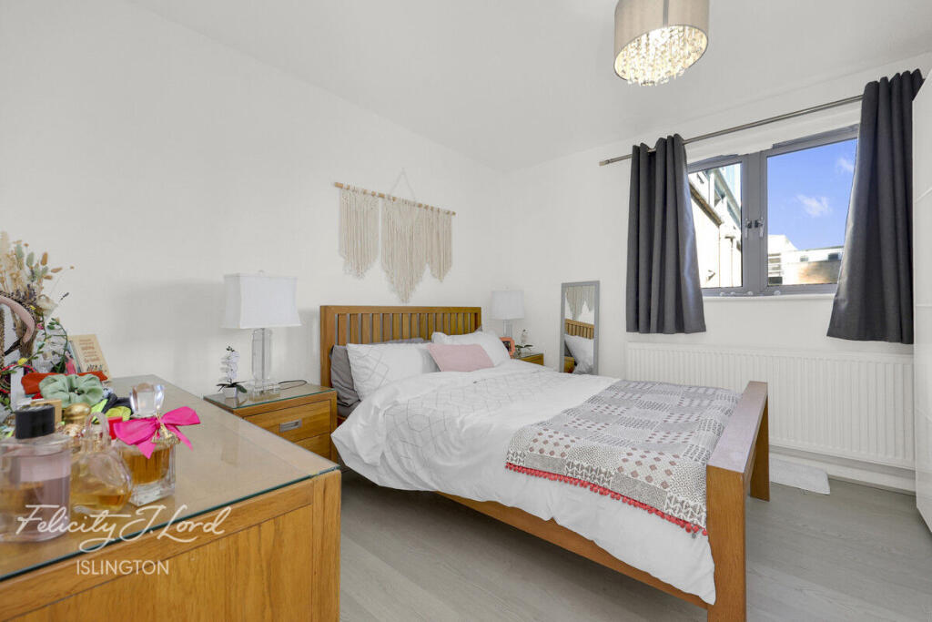 Main image of property: Britannia Walk, London