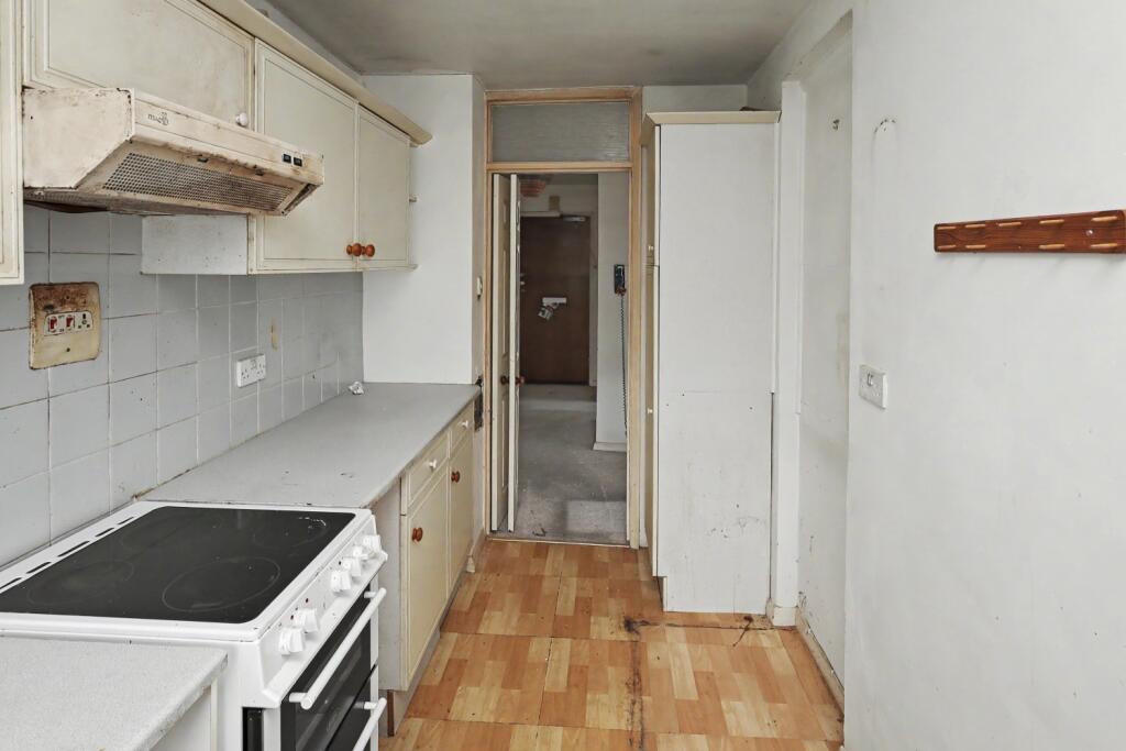 Flat 5 Oakside Court, Deepdene Close, London photo 4