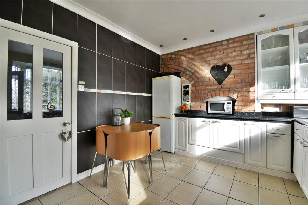 Moorfield Avenue, Denton, Tameside, M34 photo 4