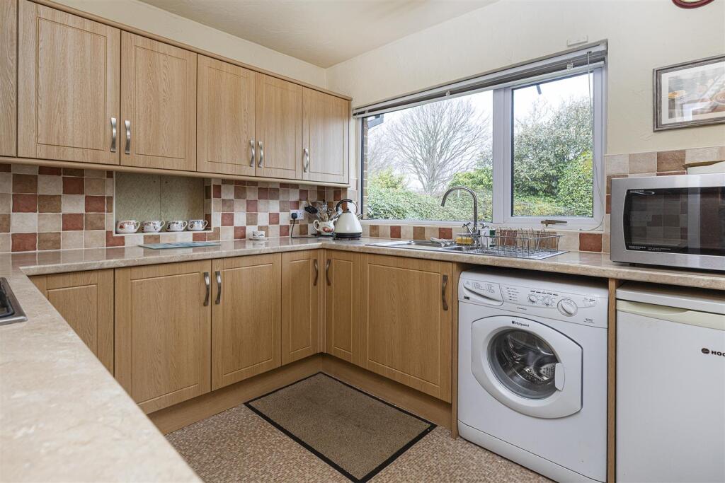 Moorlands Crescent, Mount, Huddersfield photo 2