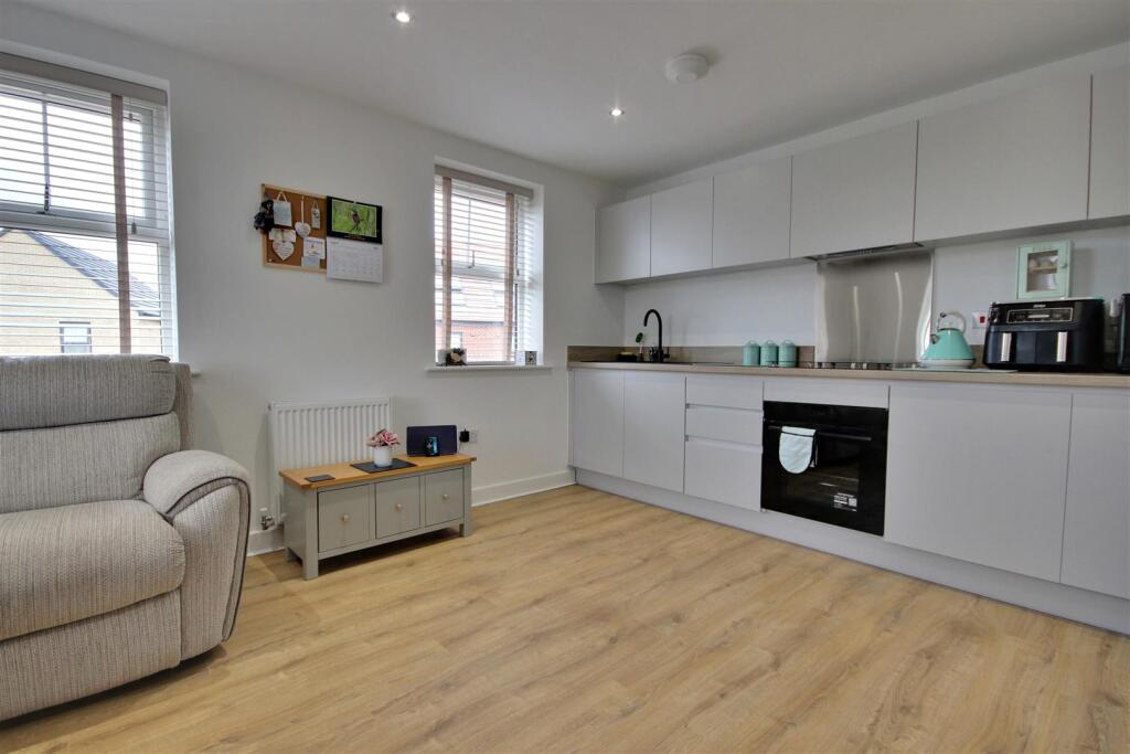House in Woodmansey - More
