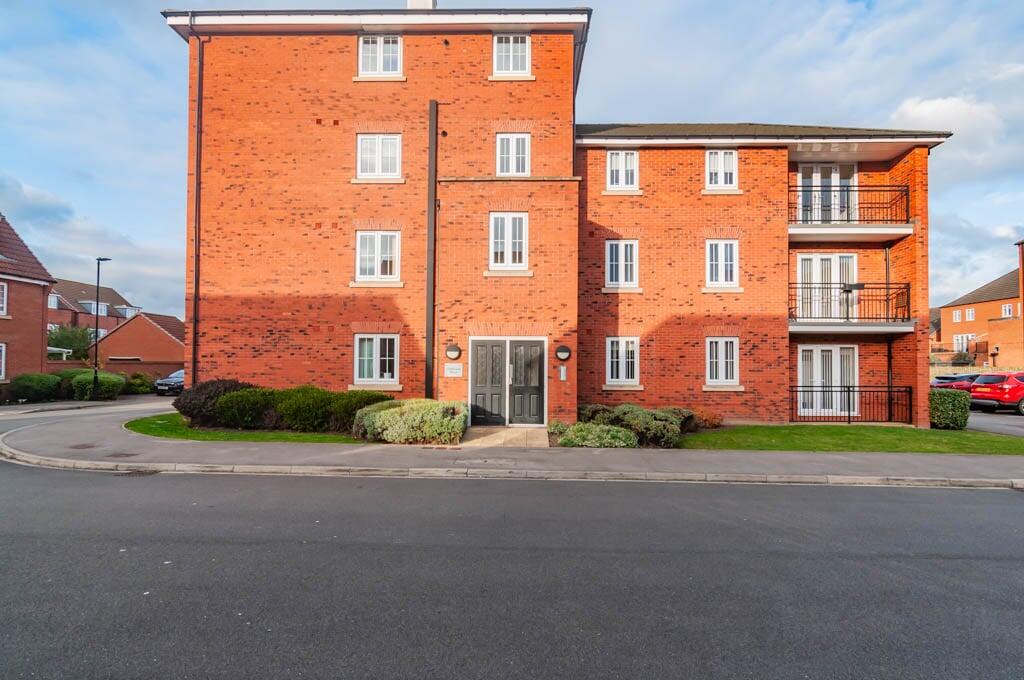 2-bed flat on Buttermere Crescent, Lakeside, Doncaster, DN4, £135,000