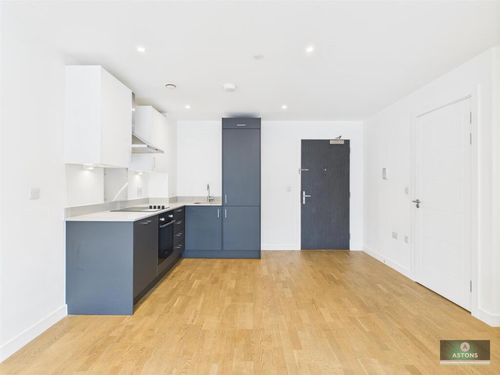 Apartment in Crawley, West Sussex - View 5