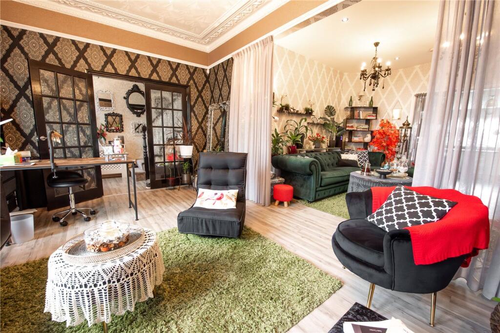 House in London, Seven Kings - More