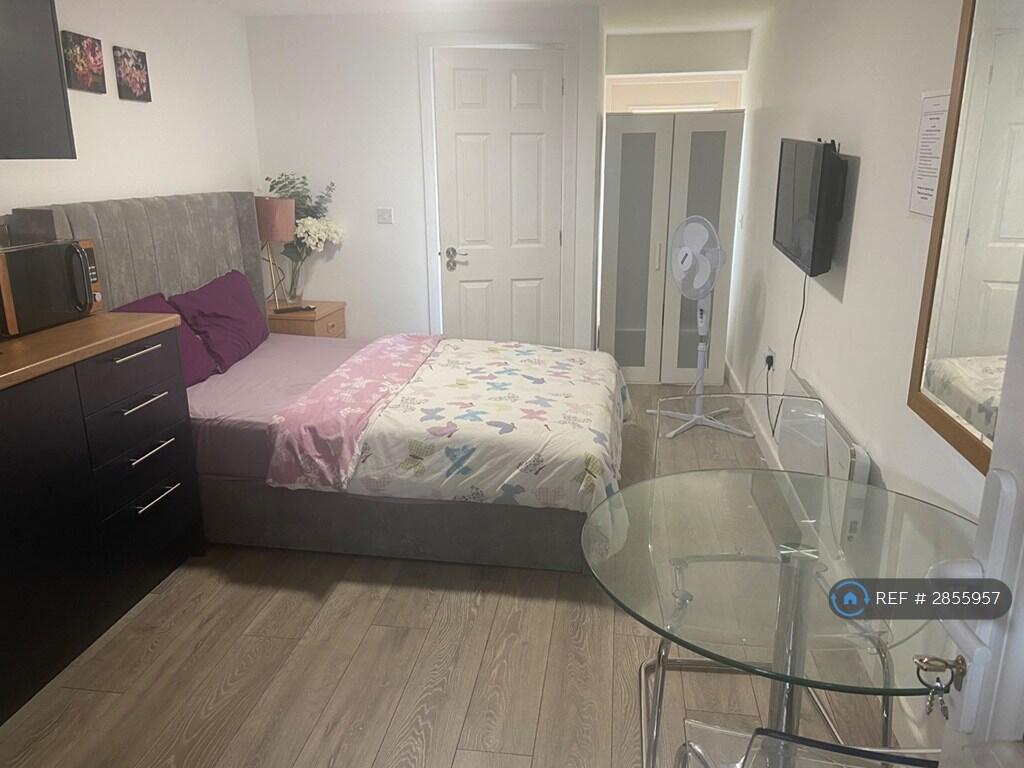Studio flat for rent