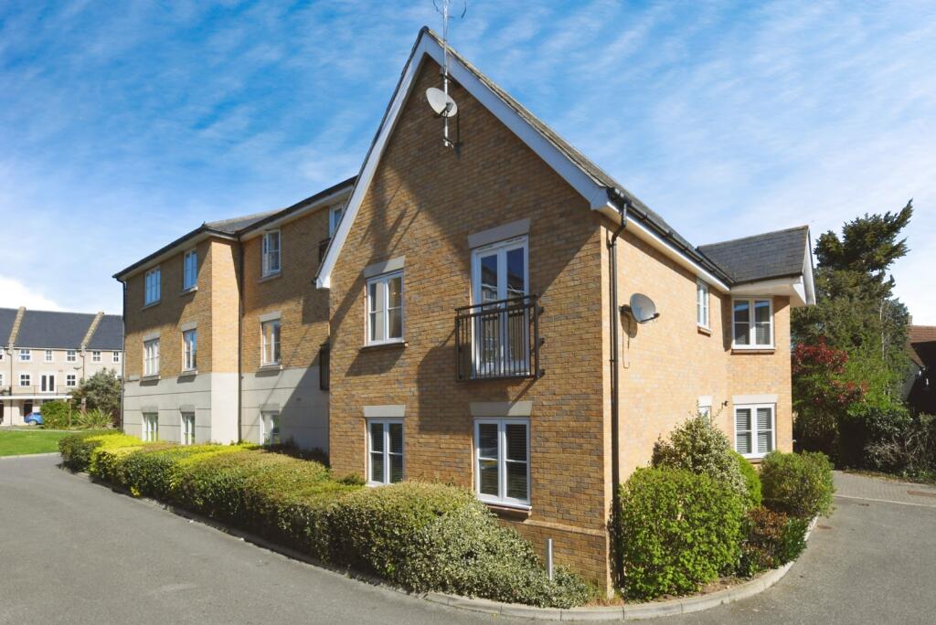 2-bed flat on Greenland Gardens, Great Baddow, Chelmsford, Essex, CM2, £250,000