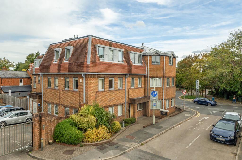 1-bed flat on Osborne Road, Wokingham, Berkshire, RG40, £220,000
