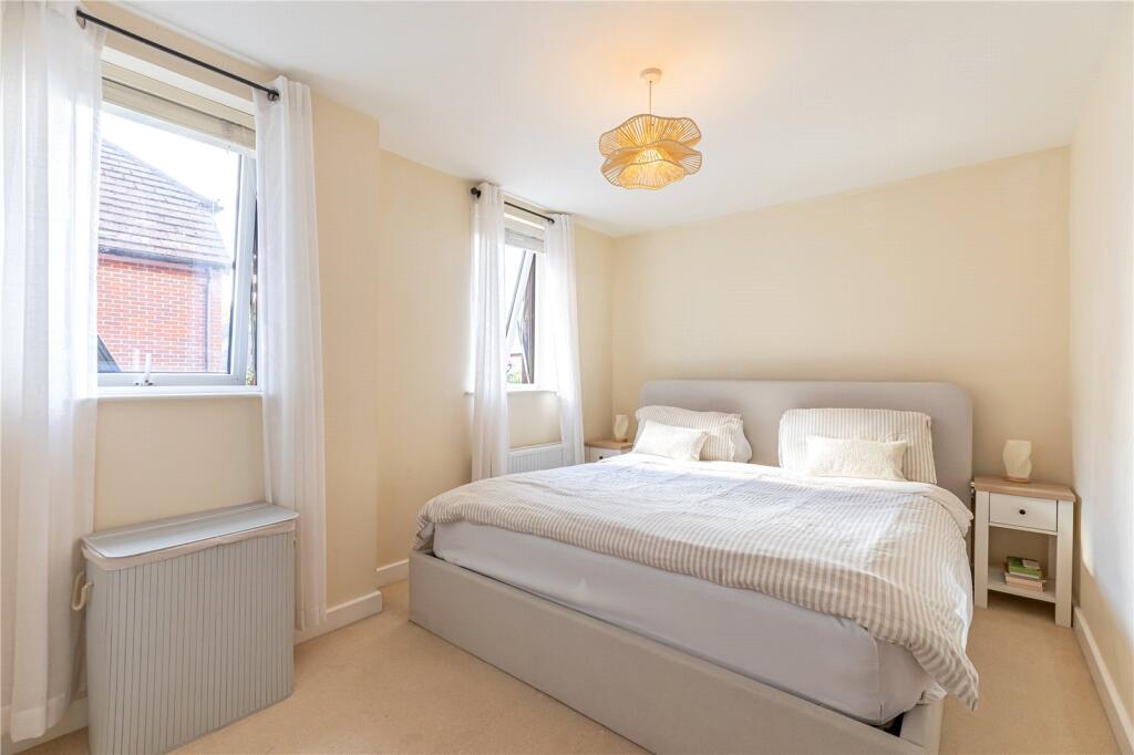 Pembroke Road, Newbury, Berkshire, RG14 photo 4