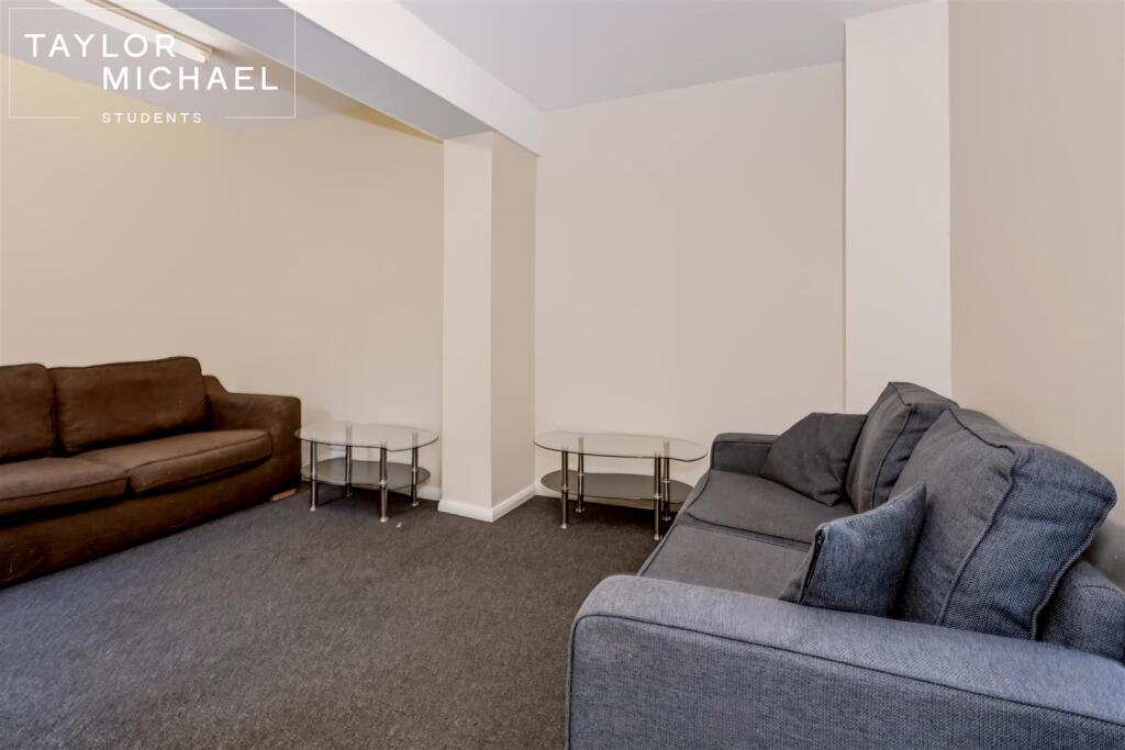 5 bedroom semi-detached house for rent